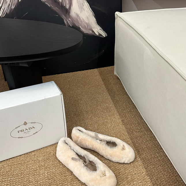 PRADA 26S SHEARLING BALLET FLATS IN CREAM WHITE