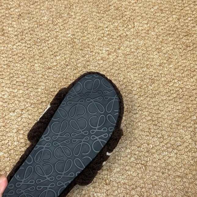 LOEWE 26S FLUFFY SLIDE SANDALS IN DARK BROWN SHEARLING LOGO