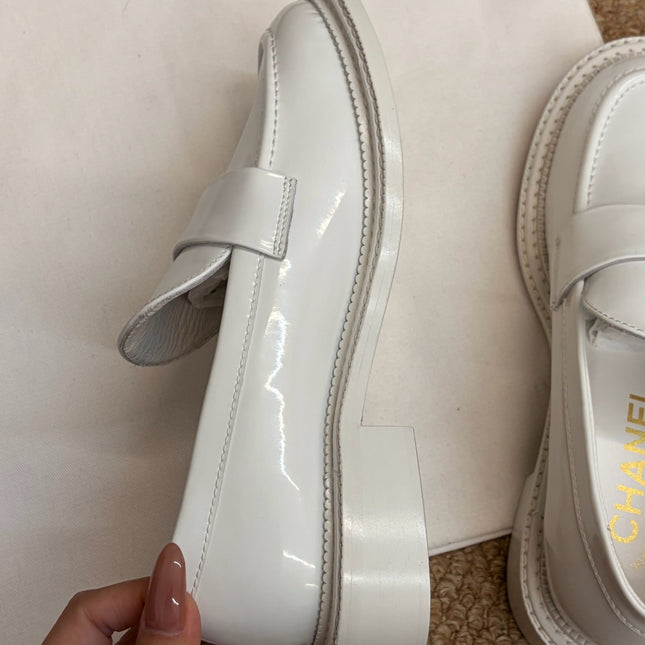 CHANEL 26S LOAFERS IN WHITE PATENT CALFSKIN CC LOGO