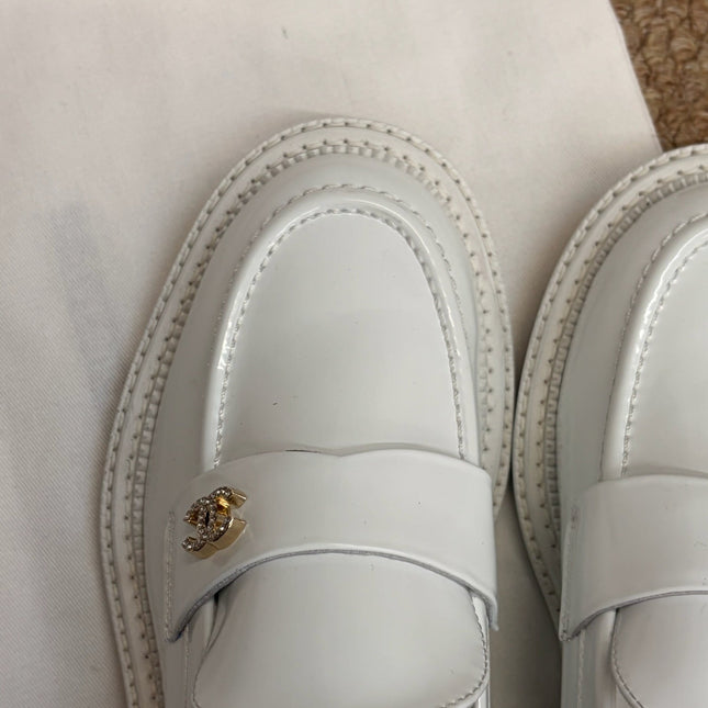 CHANEL 26S LOAFERS IN WHITE PATENT CALFSKIN CC LOGO