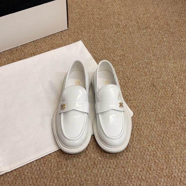 CHANEL 26S LOAFERS IN WHITE PATENT CALFSKIN CC LOGO