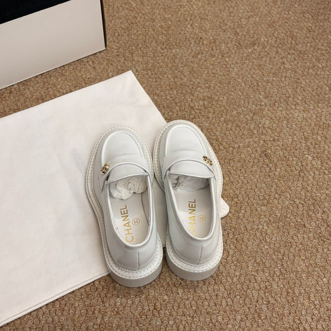 CHANEL 26S LOAFERS IN WHITE PATENT CALFSKIN CC LOGO