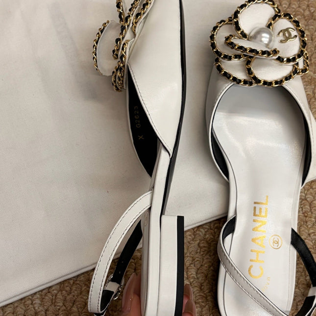 CHANEL 26S SLINGBACK FLATS IN WHITE CALFSKIN CAMELLIA PEARL