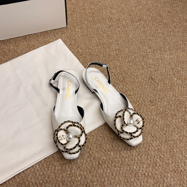 CHANEL 26S SLINGBACK FLATS IN WHITE CALFSKIN CAMELLIA PEARL