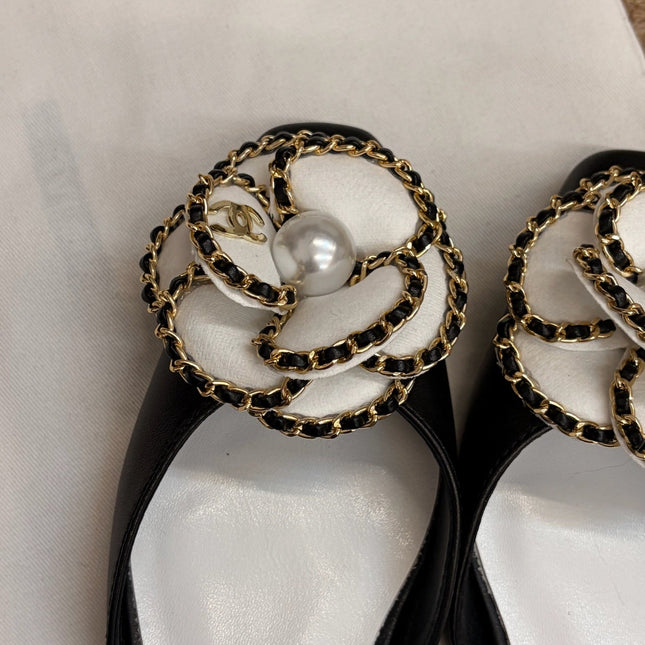 CHANEL 26S SLINGBACK FLATS IN BLACK CALFSKIN CAMELLIA PEARL