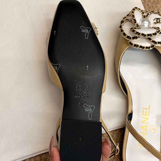 CHANEL 26S SLINGBACK FLATS IN BEIGE CALFSKIN CAMELLIA PEARL