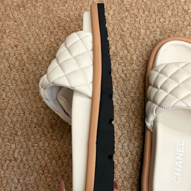 CHANEL 26S SLIDE SANDALS IN WHITE QUILTED CALFSKIN WITH LOGO PLAQUE