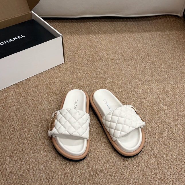 CHANEL 26S SLIDE SANDALS IN WHITE QUILTED CALFSKIN WITH LOGO PLAQUE
