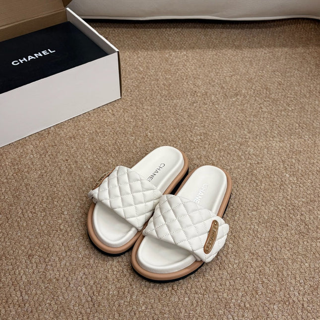 CHANEL 26S SLIDE SANDALS IN WHITE QUILTED CALFSKIN WITH LOGO PLAQUE