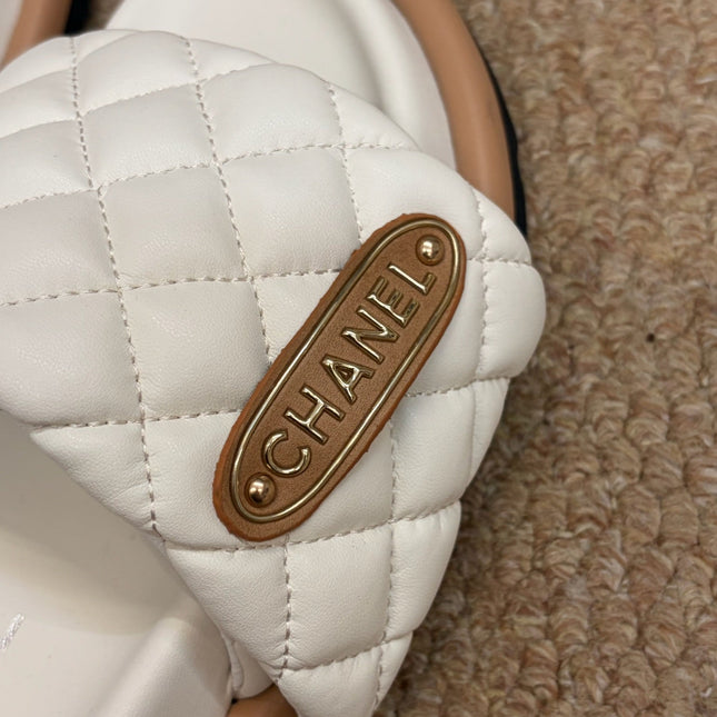 CHANEL 26S SLIDE SANDALS IN WHITE QUILTED CALFSKIN WITH LOGO PLAQUE