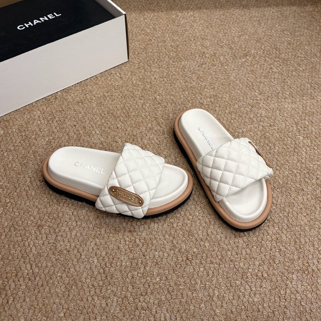 CHANEL 26S SLIDE SANDALS IN WHITE QUILTED CALFSKIN WITH LOGO PLAQUE