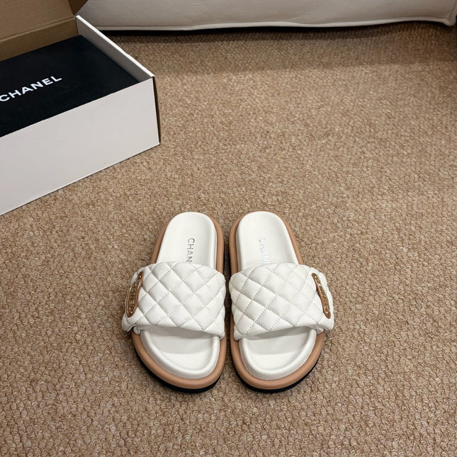 CHANEL 26S SLIDE SANDALS IN WHITE QUILTED CALFSKIN WITH LOGO PLAQUE