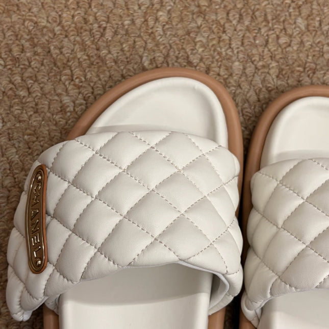 CHANEL 26S SLIDE SANDALS IN WHITE QUILTED CALFSKIN WITH LOGO PLAQUE