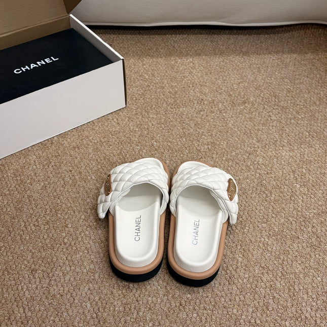 CHANEL 26S SLIDE SANDALS IN WHITE QUILTED CALFSKIN WITH LOGO PLAQUE