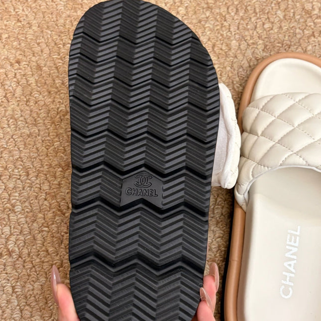 CHANEL 26S SLIDE SANDALS IN WHITE QUILTED CALFSKIN WITH LOGO PLAQUE