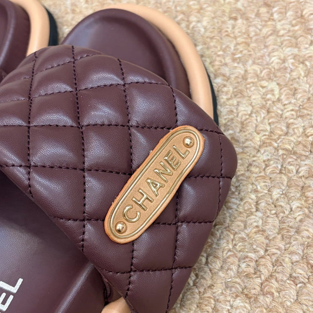 CHANEL 26S SLIDE SANDALS IN BURGUNDY RED QUILTED CALFSKIN WITH LOGO PLAQUE