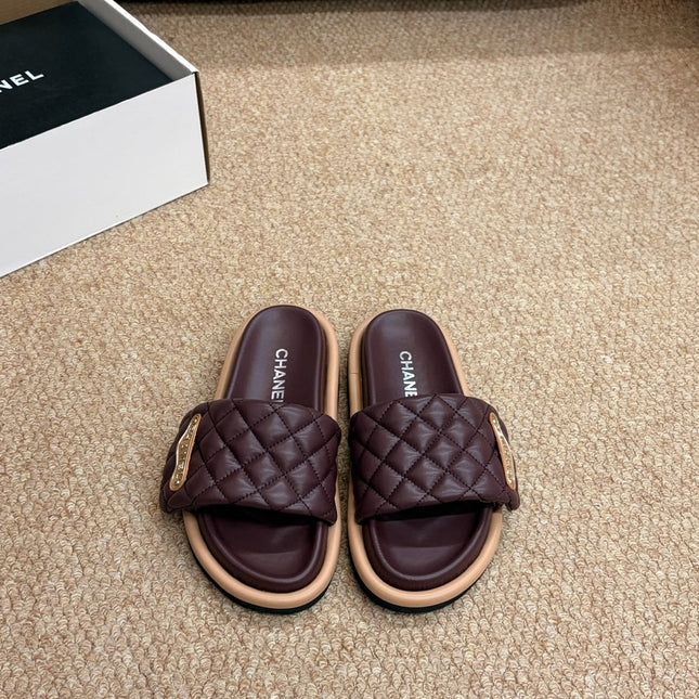 CHANEL 26S SLIDE SANDALS IN BURGUNDY RED QUILTED CALFSKIN WITH LOGO PLAQUE