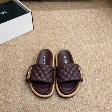 CHANEL 26S SLIDE SANDALS IN BURGUNDY RED QUILTED CALFSKIN WITH LOGO PLAQUE