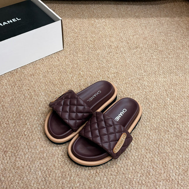 CHANEL 26S SLIDE SANDALS IN BURGUNDY RED QUILTED CALFSKIN WITH LOGO PLAQUE