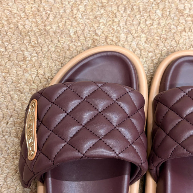 CHANEL 26S SLIDE SANDALS IN BURGUNDY RED QUILTED CALFSKIN WITH LOGO PLAQUE
