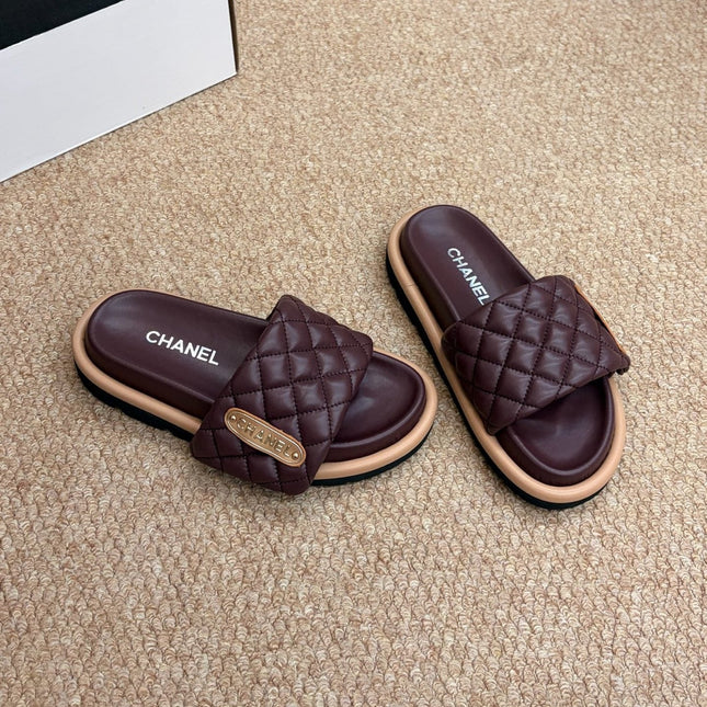 CHANEL 26S SLIDE SANDALS IN BURGUNDY RED QUILTED CALFSKIN WITH LOGO PLAQUE