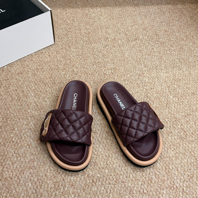 CHANEL 26S SLIDE SANDALS IN BURGUNDY RED QUILTED CALFSKIN WITH LOGO PLAQUE