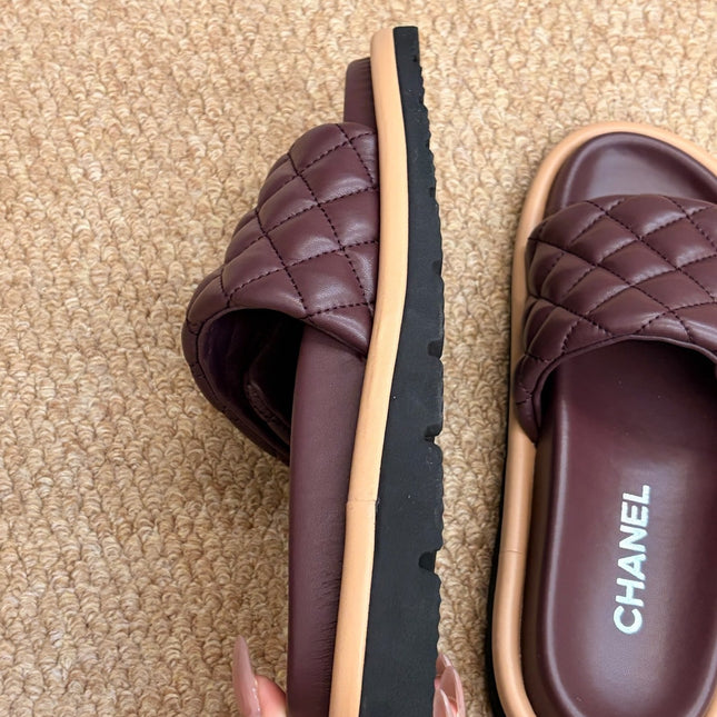 CHANEL 26S SLIDE SANDALS IN BURGUNDY RED QUILTED CALFSKIN WITH LOGO PLAQUE