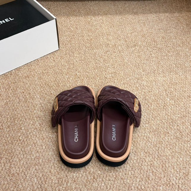 CHANEL 26S SLIDE SANDALS IN BURGUNDY RED QUILTED CALFSKIN WITH LOGO PLAQUE