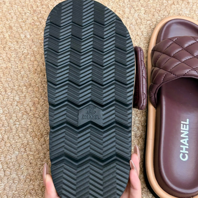 CHANEL 26S SLIDE SANDALS IN BURGUNDY RED QUILTED CALFSKIN WITH LOGO PLAQUE