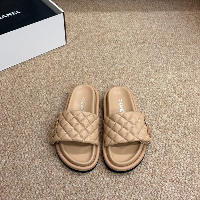 CHANEL 26S SLIDE SANDALS IN BEIGE QUILTED CALFSKIN WITH LOGO PLAQUE