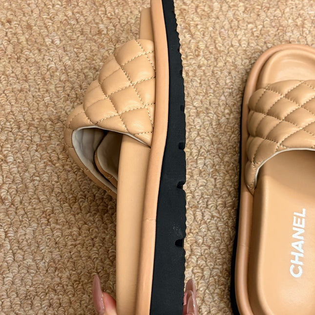 CHANEL 26S SLIDE SANDALS IN BEIGE QUILTED CALFSKIN WITH LOGO PLAQUE