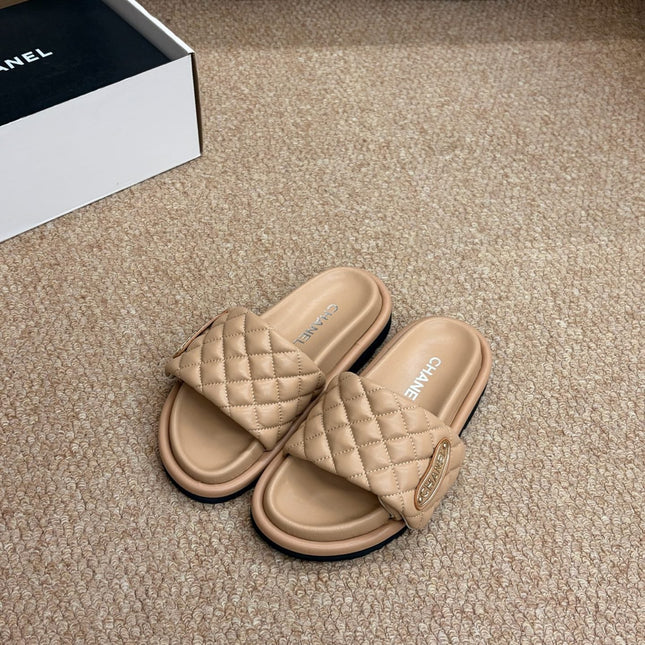 CHANEL 26S SLIDE SANDALS IN BEIGE QUILTED CALFSKIN WITH LOGO PLAQUE