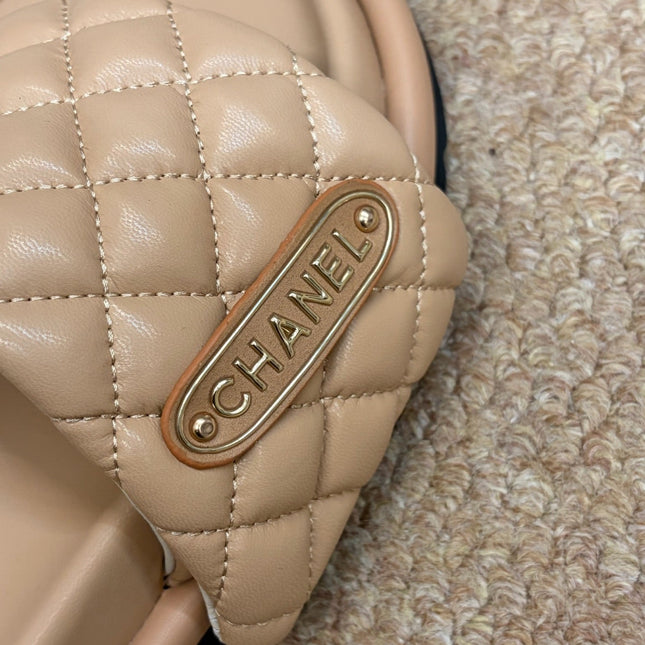 CHANEL 26S SLIDE SANDALS IN BEIGE QUILTED CALFSKIN WITH LOGO PLAQUE