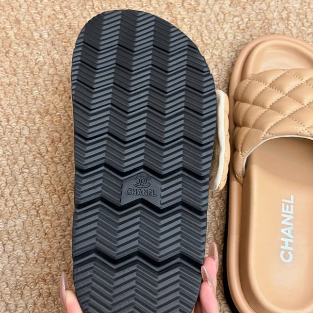 CHANEL 26S SLIDE SANDALS IN BEIGE QUILTED CALFSKIN WITH LOGO PLAQUE