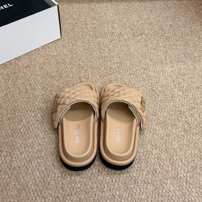 CHANEL 26S SLIDE SANDALS IN BEIGE QUILTED CALFSKIN WITH LOGO PLAQUE