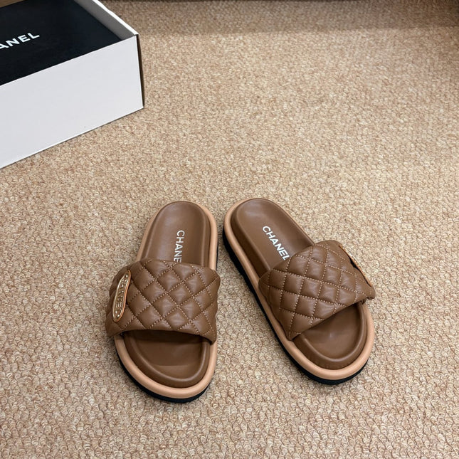 CHANEL 26S SLIDE SANDALS IN BROWN QUILTED CALFSKIN WITH LOGO PLAQUE
