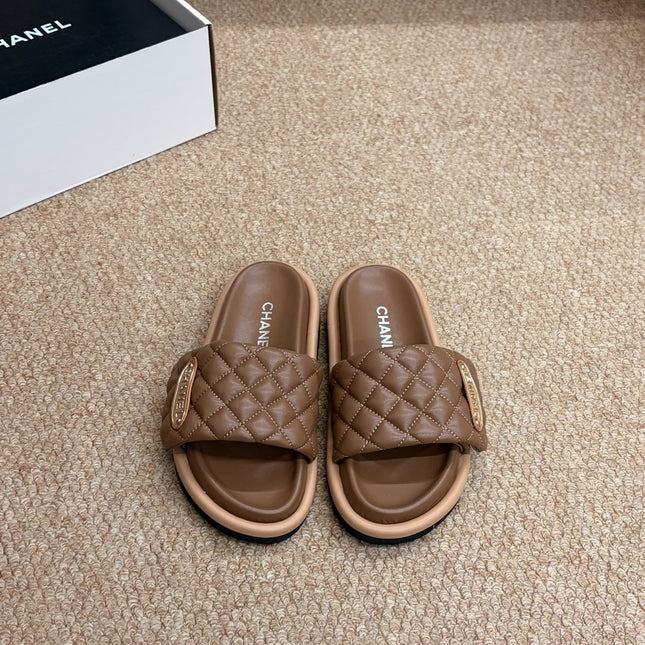 CHANEL 26S SLIDE SANDALS IN BROWN QUILTED CALFSKIN WITH LOGO PLAQUE
