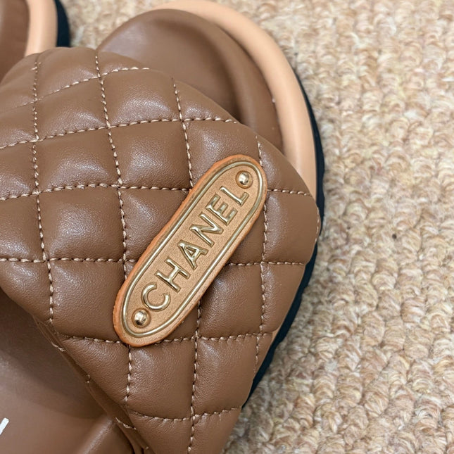 CHANEL 26S SLIDE SANDALS IN BROWN QUILTED CALFSKIN WITH LOGO PLAQUE