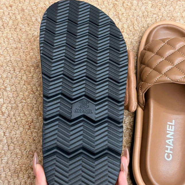 CHANEL 26S SLIDE SANDALS IN BROWN QUILTED CALFSKIN WITH LOGO PLAQUE