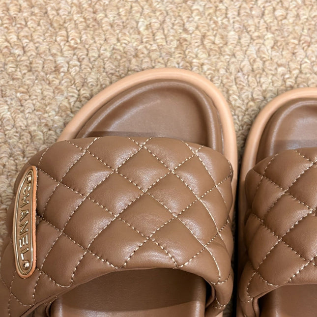 CHANEL 26S SLIDE SANDALS IN BROWN QUILTED CALFSKIN WITH LOGO PLAQUE