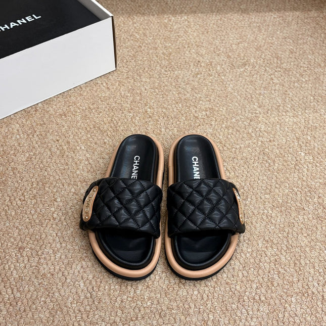 CHANEL 26S SLIDE SANDALS IN BLACK QUILTED CALFSKIN WITH LOGO PLAQUE