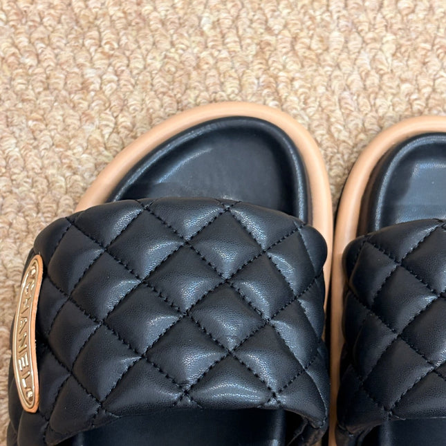 CHANEL 26S SLIDE SANDALS IN BLACK QUILTED CALFSKIN WITH LOGO PLAQUE