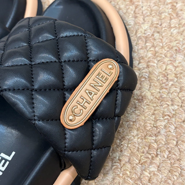 CHANEL 26S SLIDE SANDALS IN BLACK QUILTED CALFSKIN WITH LOGO PLAQUE