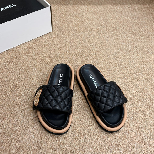 CHANEL 26S SLIDE SANDALS IN BLACK QUILTED CALFSKIN WITH LOGO PLAQUE