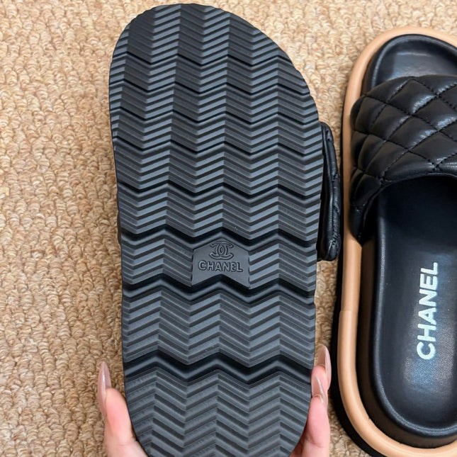 CHANEL 26S SLIDE SANDALS IN BLACK QUILTED CALFSKIN WITH LOGO PLAQUE