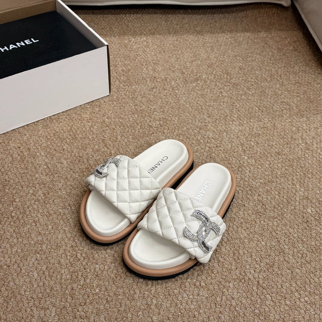 CHANEL 26S SLIDE SANDALS IN WHITE QUILTED CALFSKIN SILVER HARDWARE