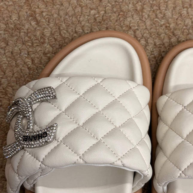 CHANEL 26S SLIDE SANDALS IN WHITE QUILTED CALFSKIN SILVER HARDWARE