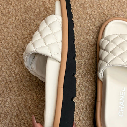 CHANEL 26S SLIDE SANDALS IN WHITE QUILTED CALFSKIN SILVER HARDWARE