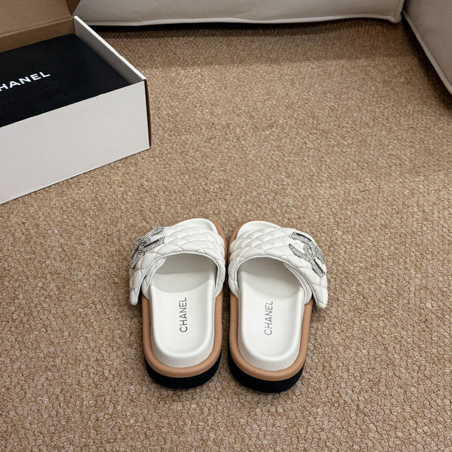 CHANEL 26S SLIDE SANDALS IN WHITE QUILTED CALFSKIN SILVER HARDWARE