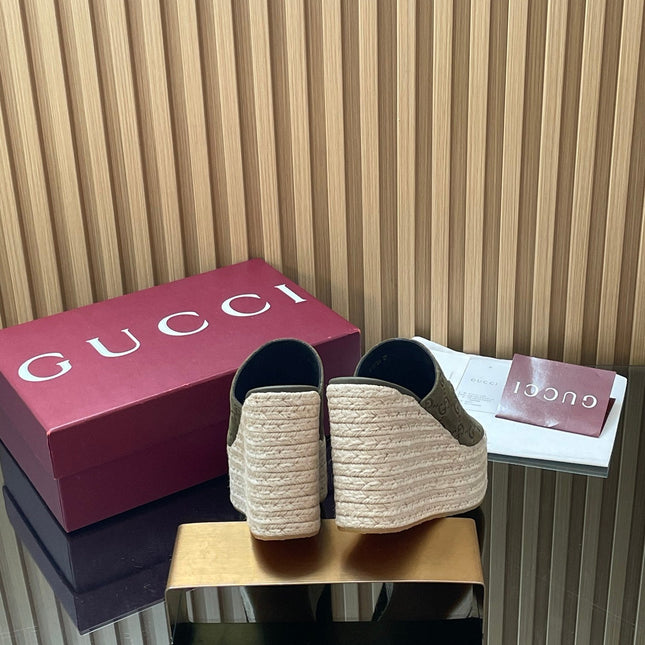 GUCCI 26S WEDGE SANDALS 110 MM IN OLIVE GREEN SUEDE GG MONOGRAM